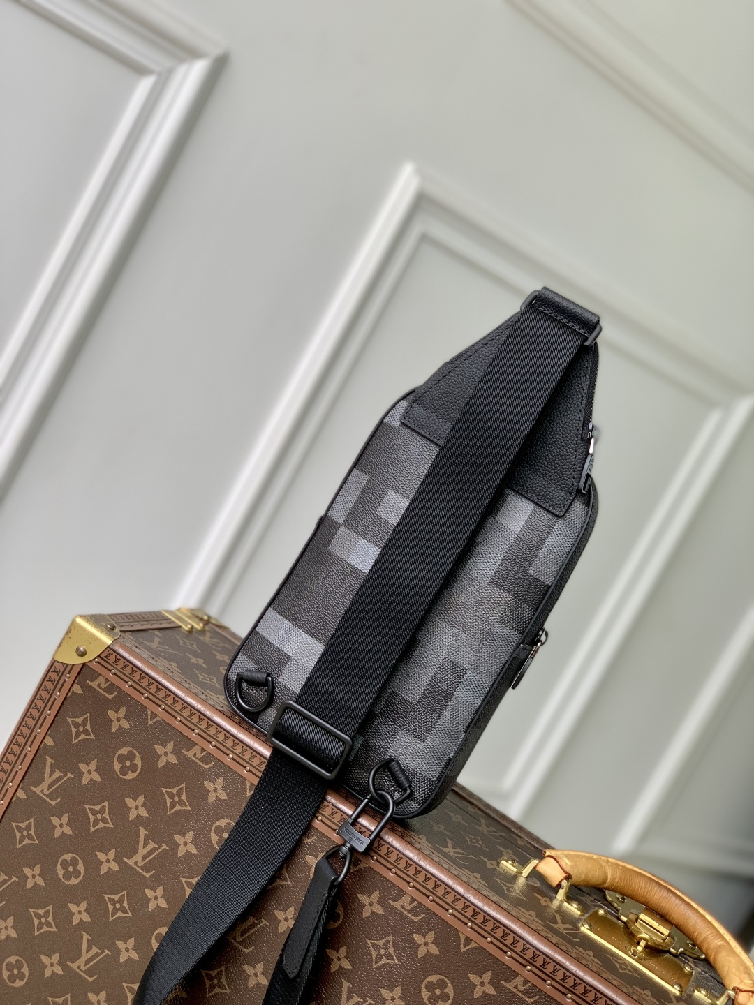 Avenue Slingbag M14953 front white background image 5