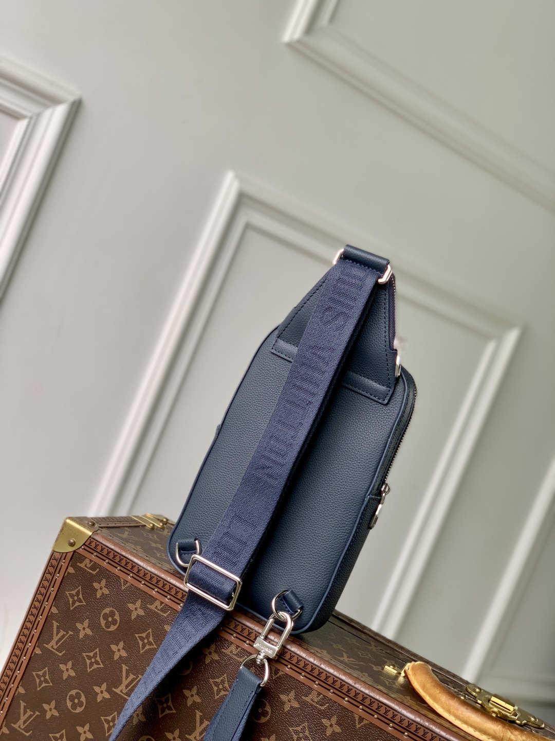 Avenue Slingbag PM M15269 front white background image 5