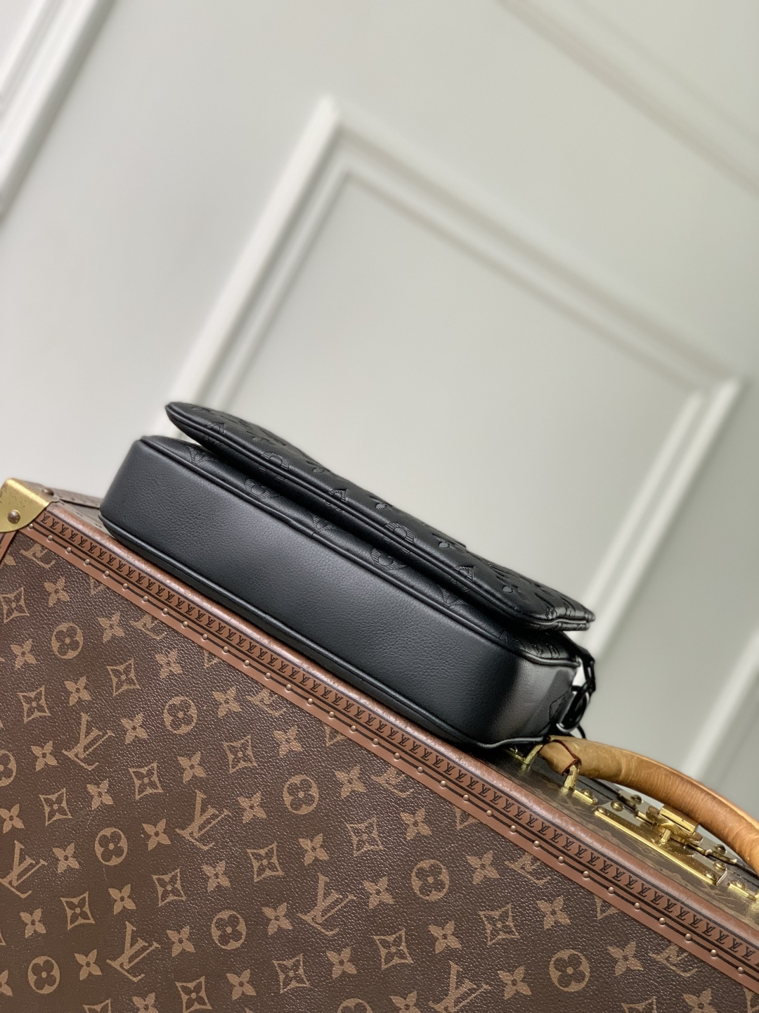 Trio Messenger M26713 front white background image 6