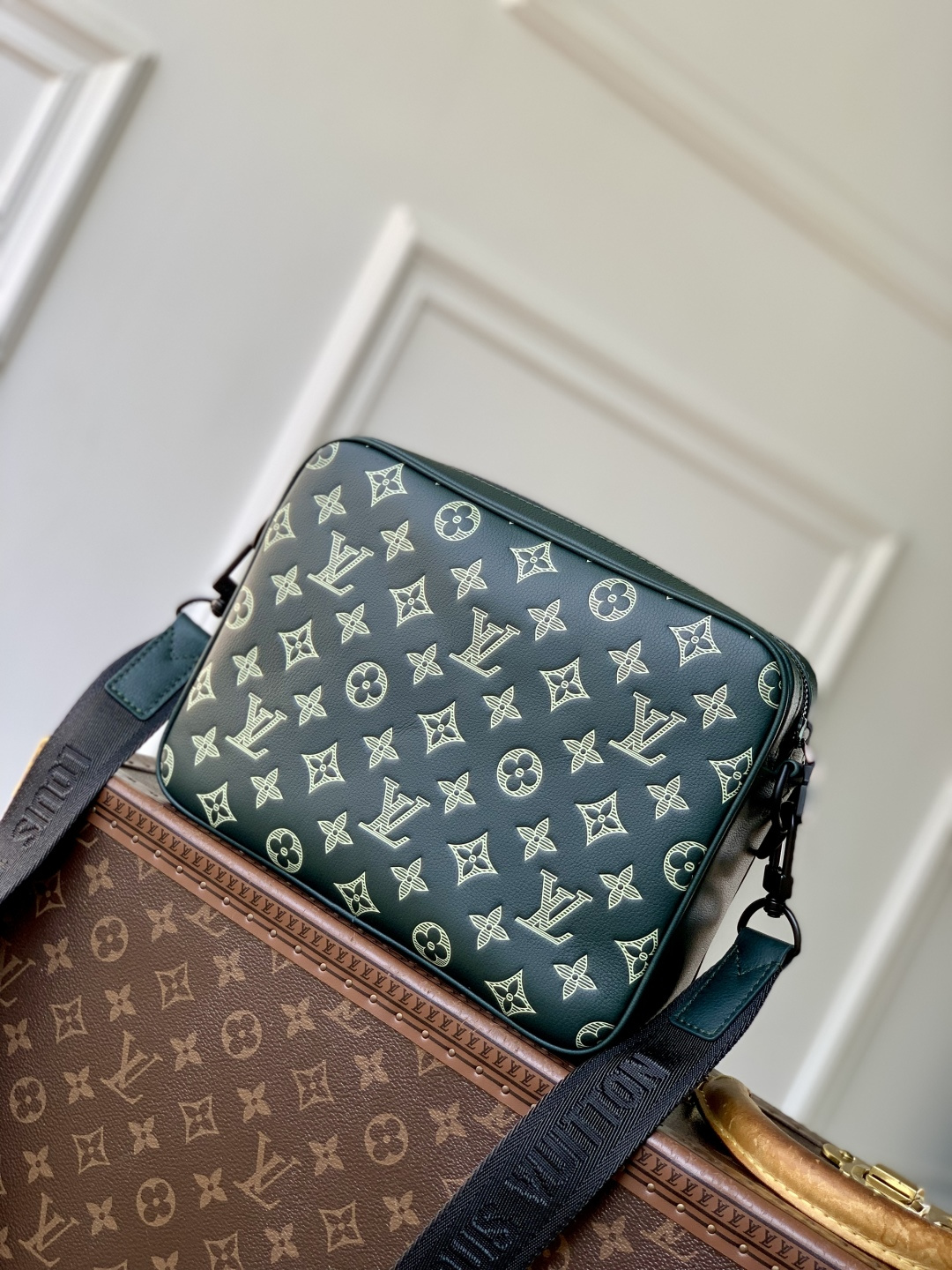 Trio Messenger M27154 front white background image 5