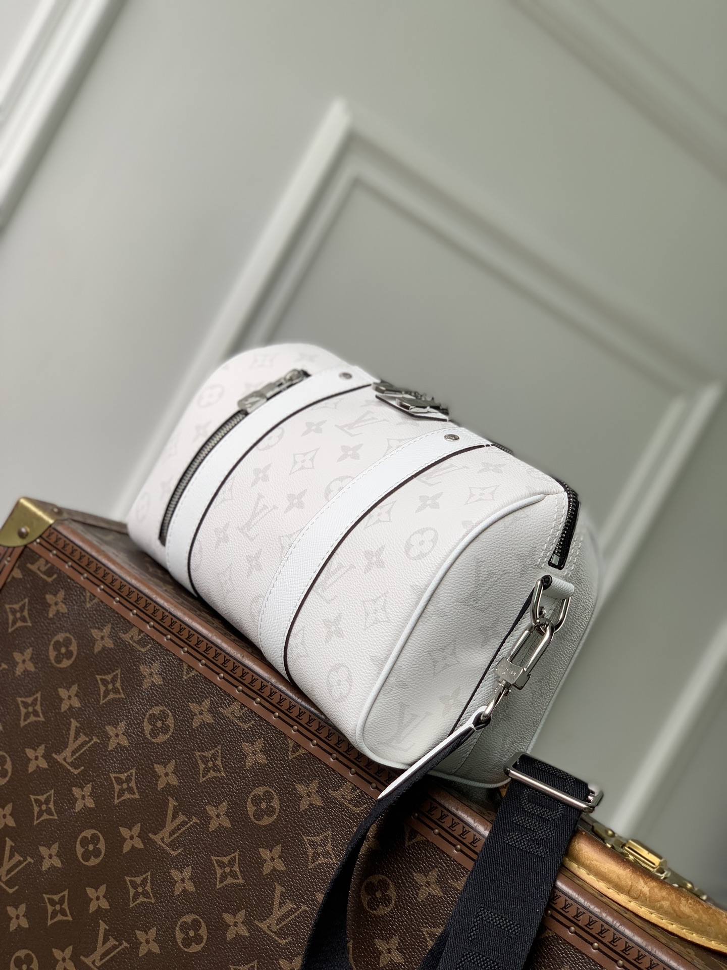 City Keepall M27644 front white background image 4