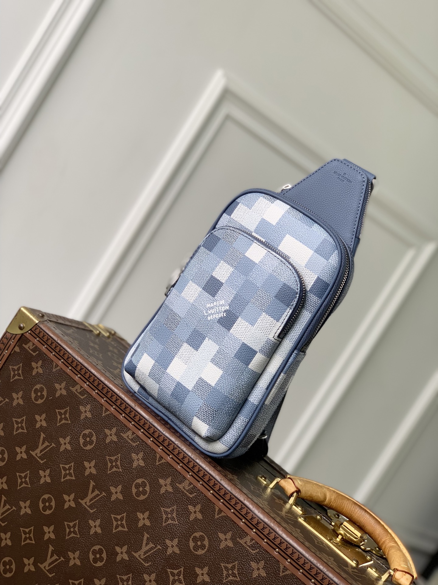 Avenue Slingbag PM M28589 front white background image 3
