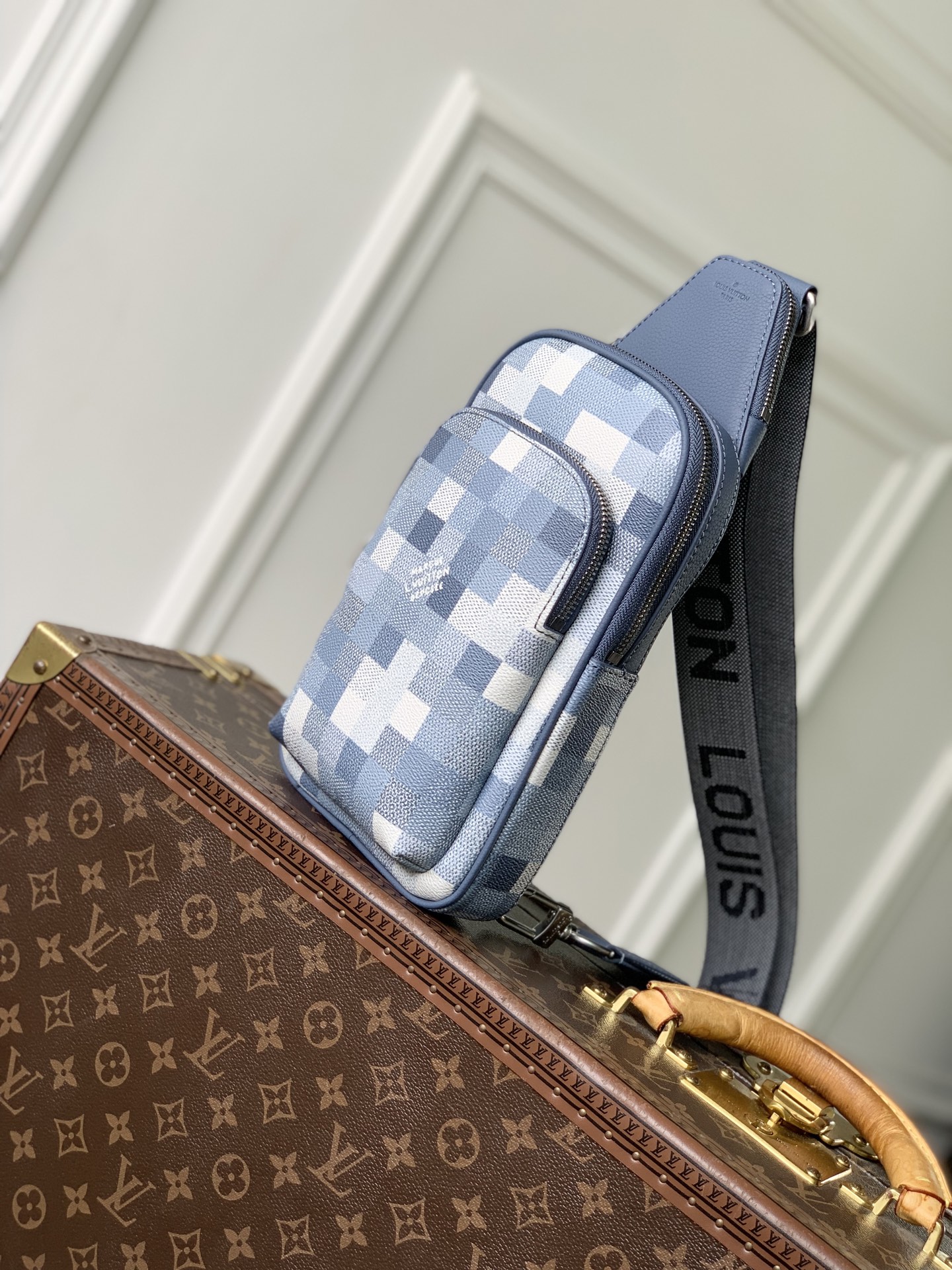 Avenue Slingbag PM M28589 front white background image 4