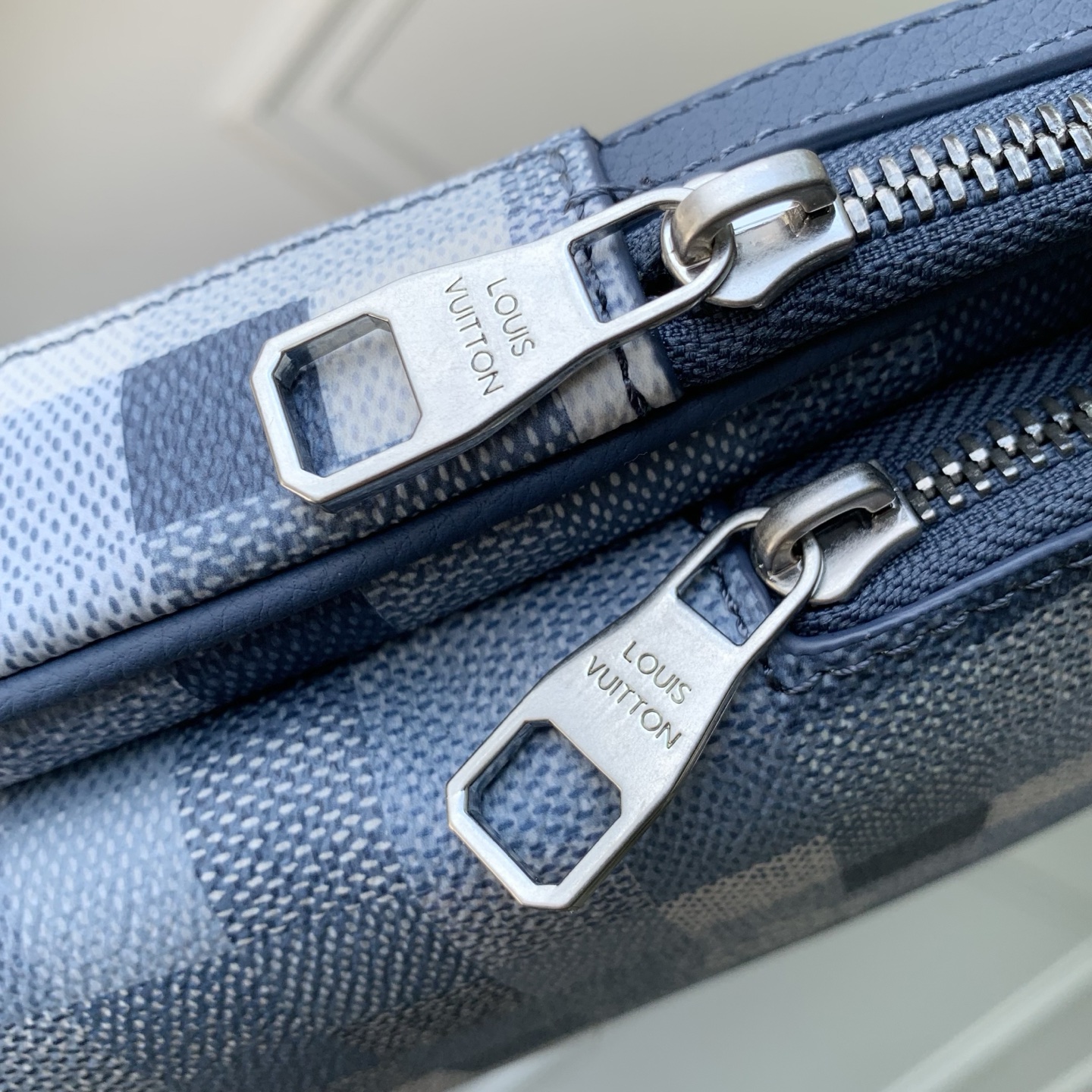 Avenue Slingbag PM M28589 front white background image 8