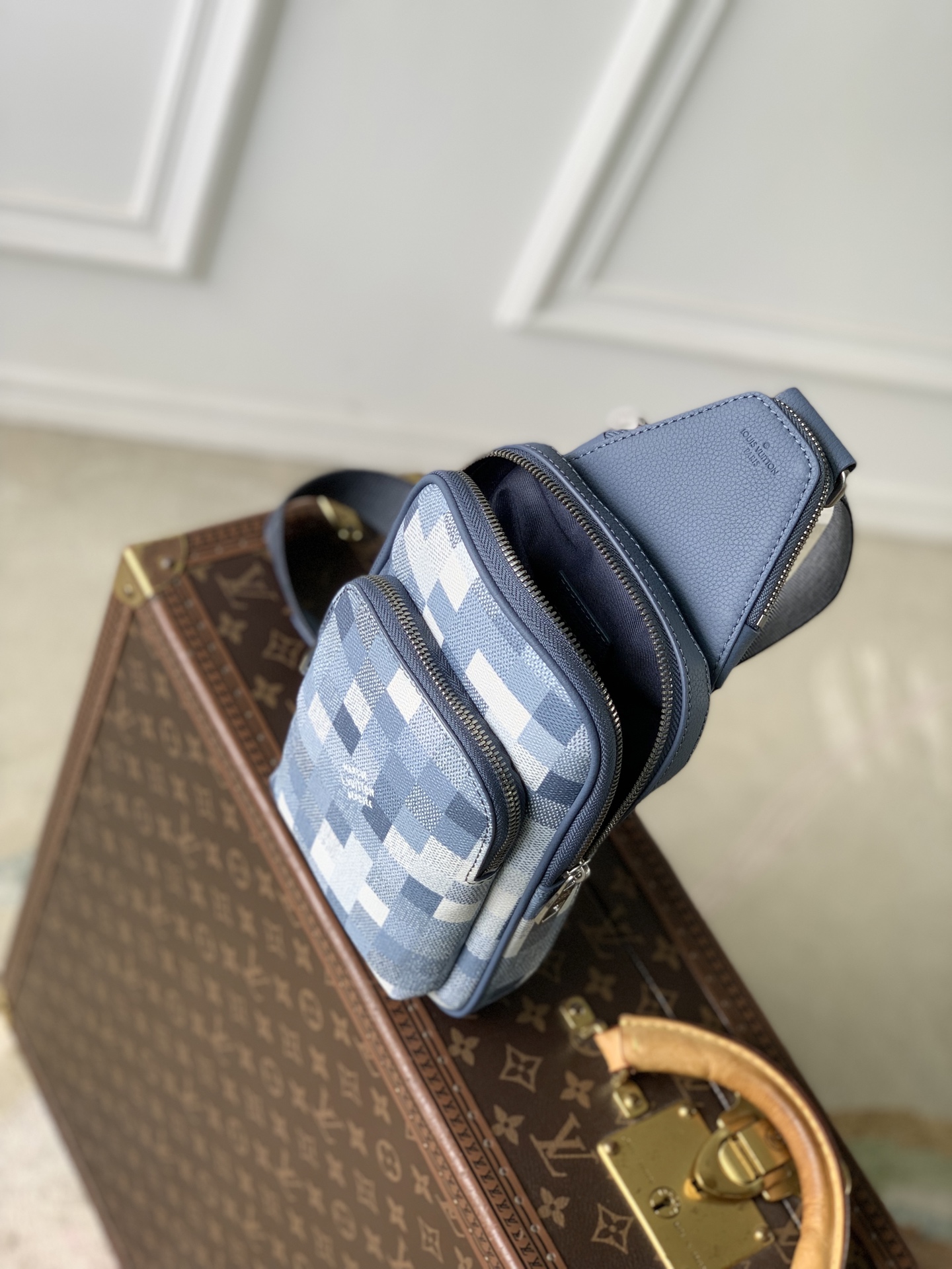 Avenue Slingbag PM M28589 front white background image 12