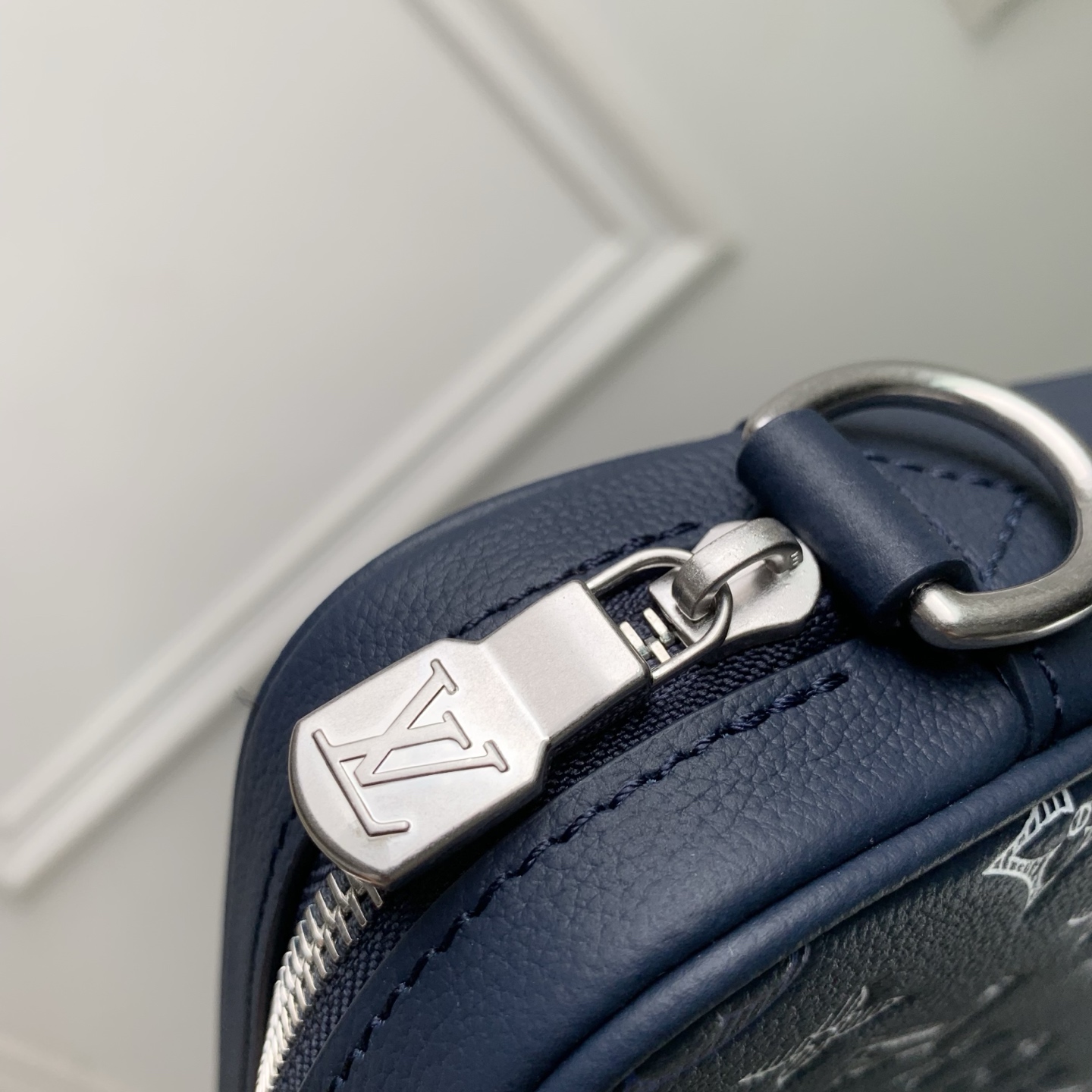 Trio Messenger M28618 front white background image 8