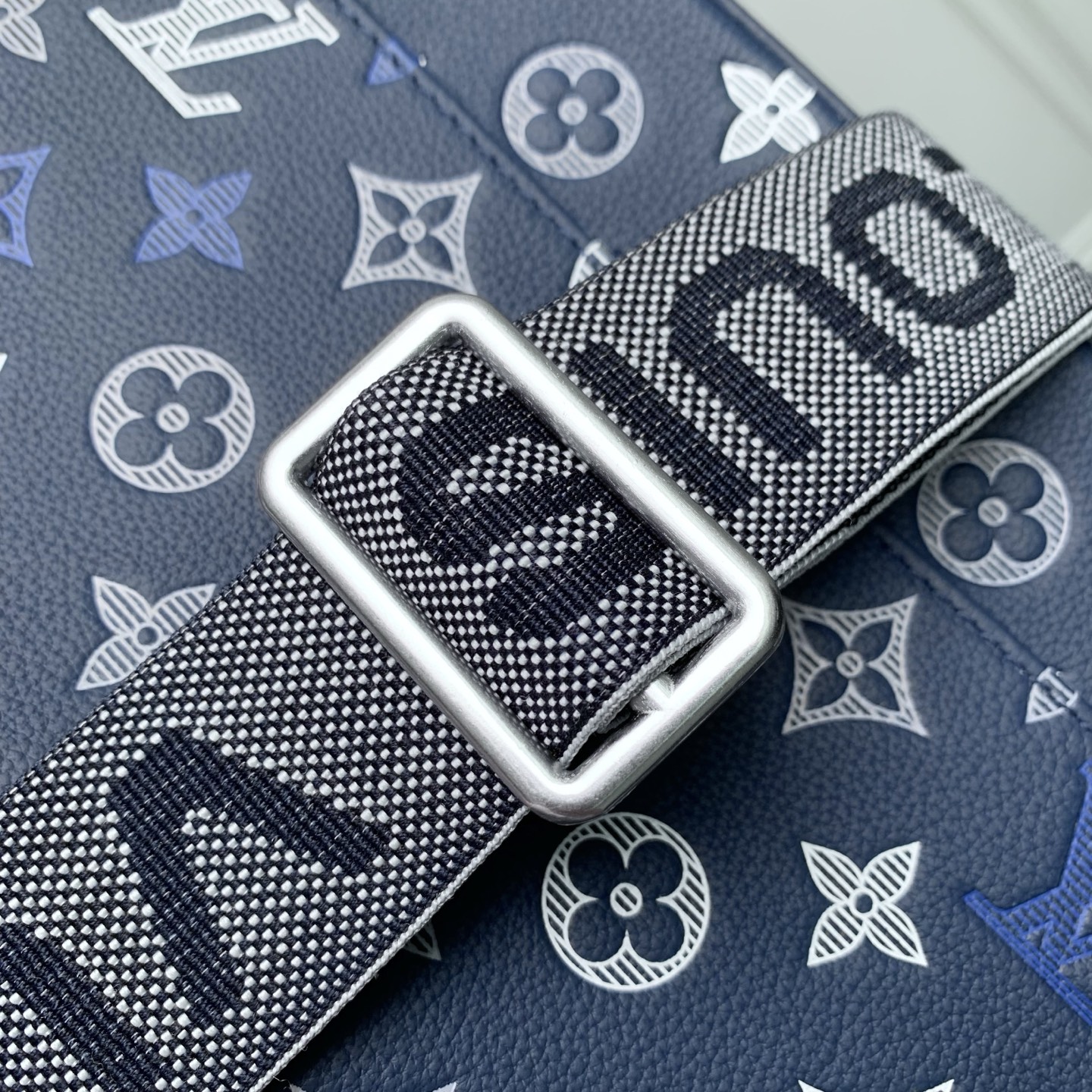 Trio Messenger M28618 front white background image 9