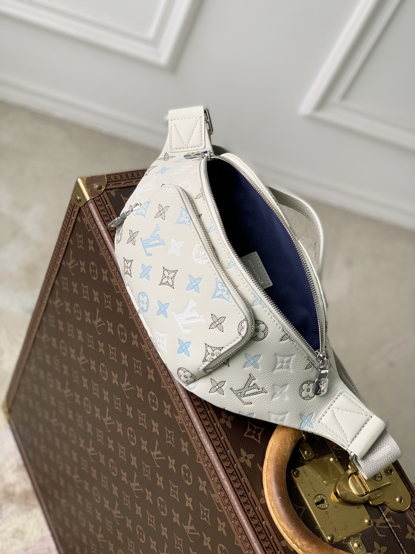 Rush Bumbag M28619 front white background image 11
