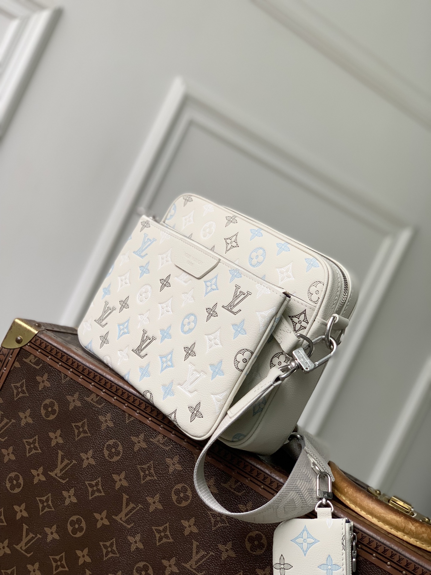 Trio Messenger M28854 front white background image 4