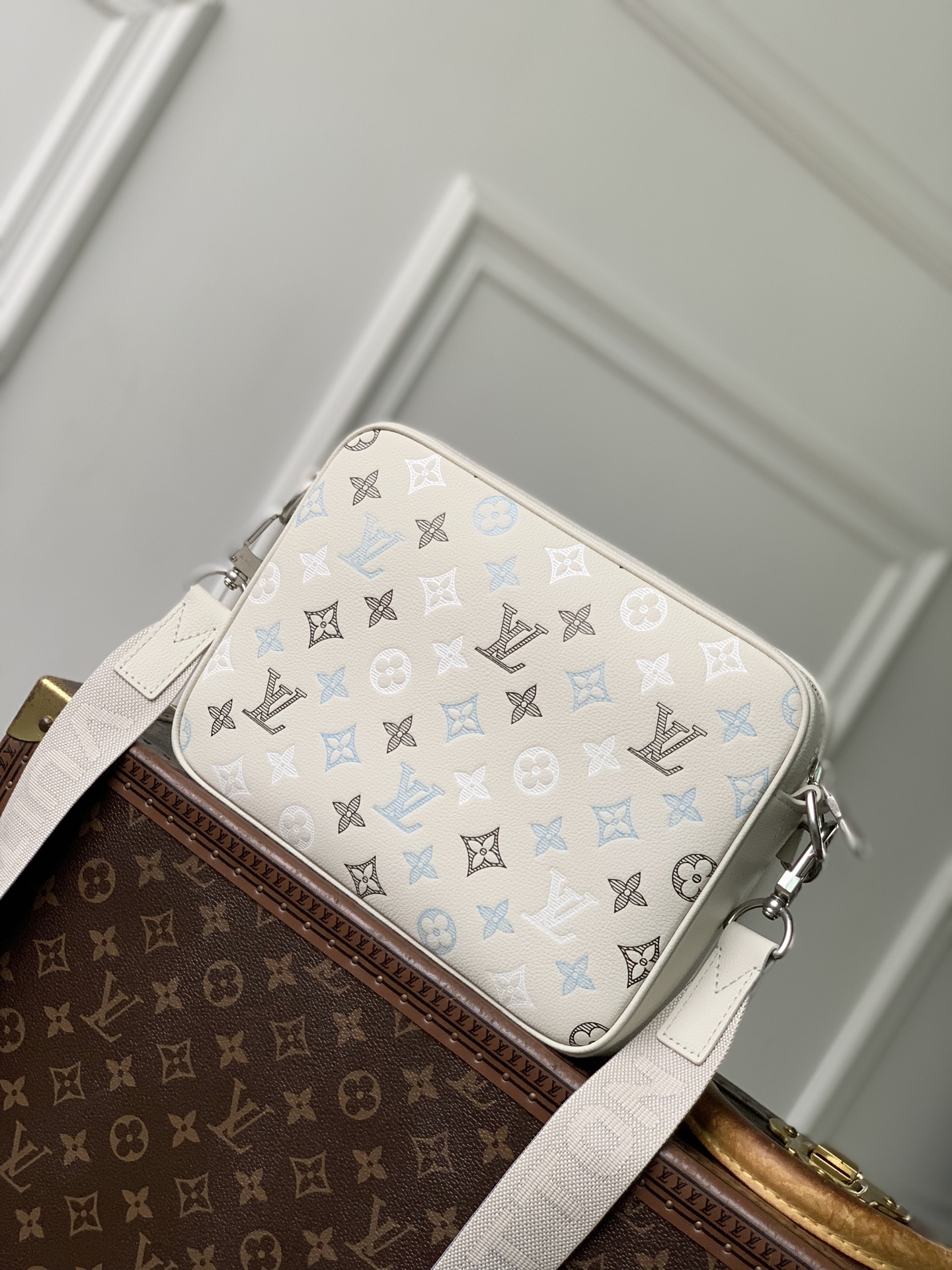 Trio Messenger M28854 front white background image 5