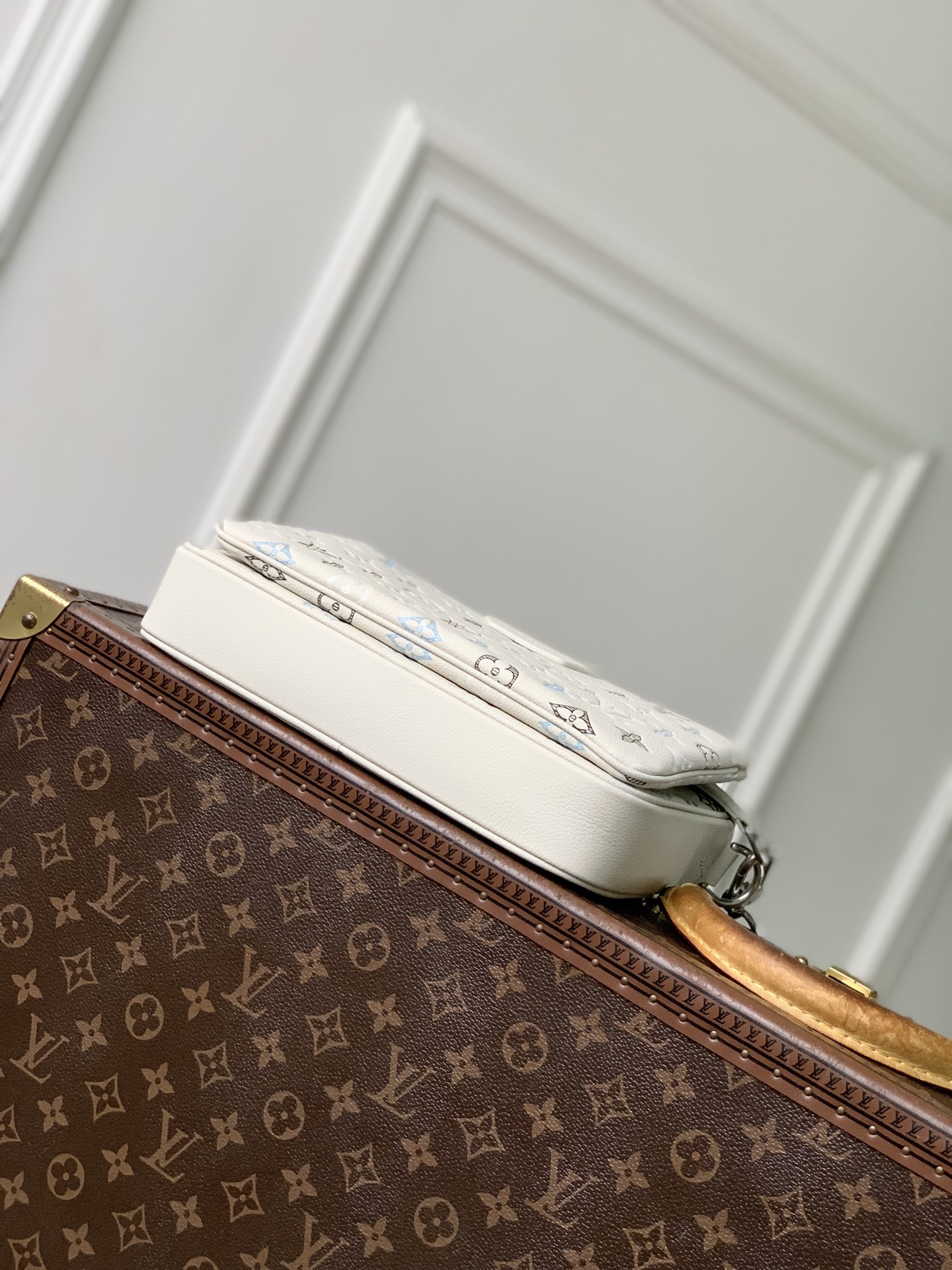 Trio Messenger M28854 front white background image 6