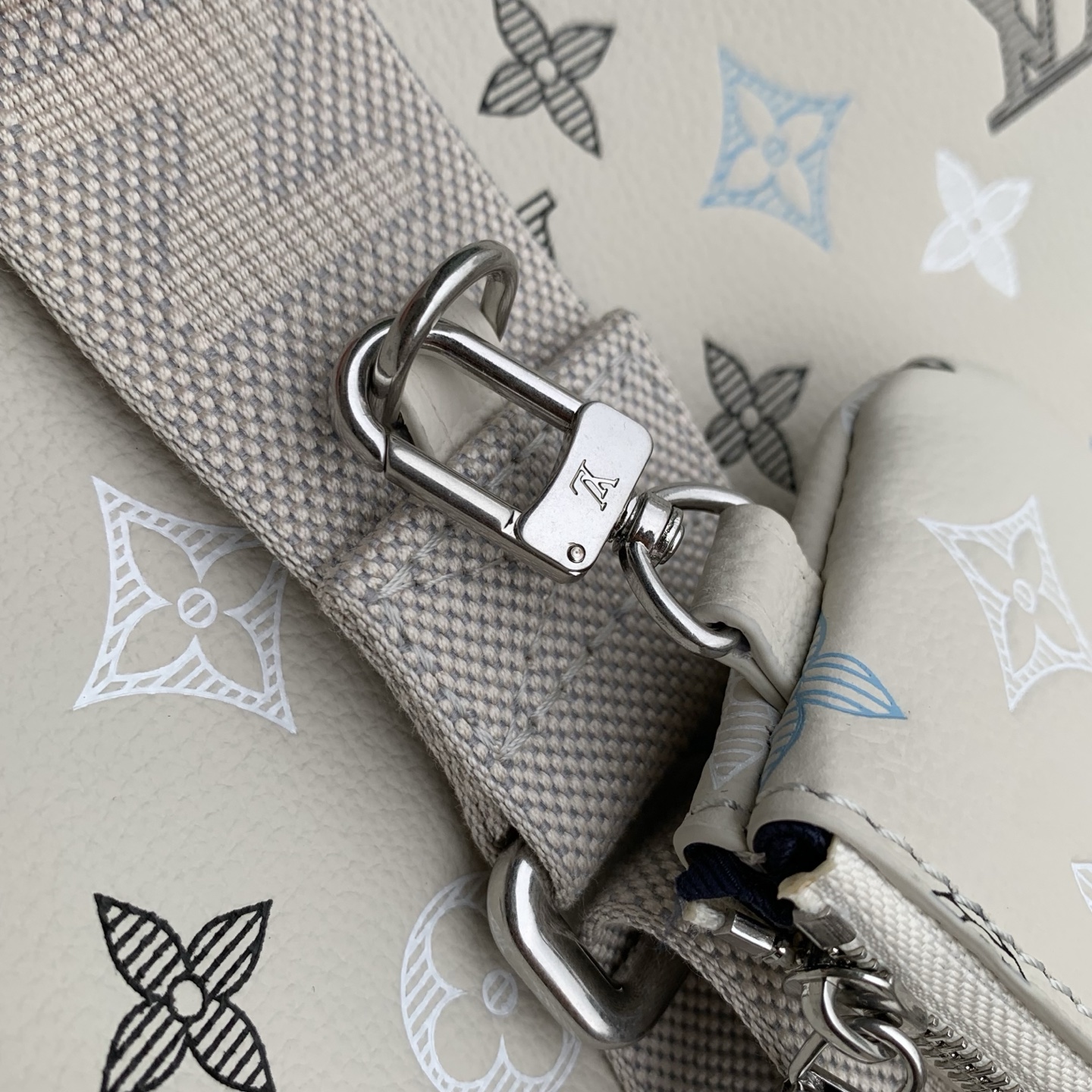 Trio Messenger M28854 front white background image 9