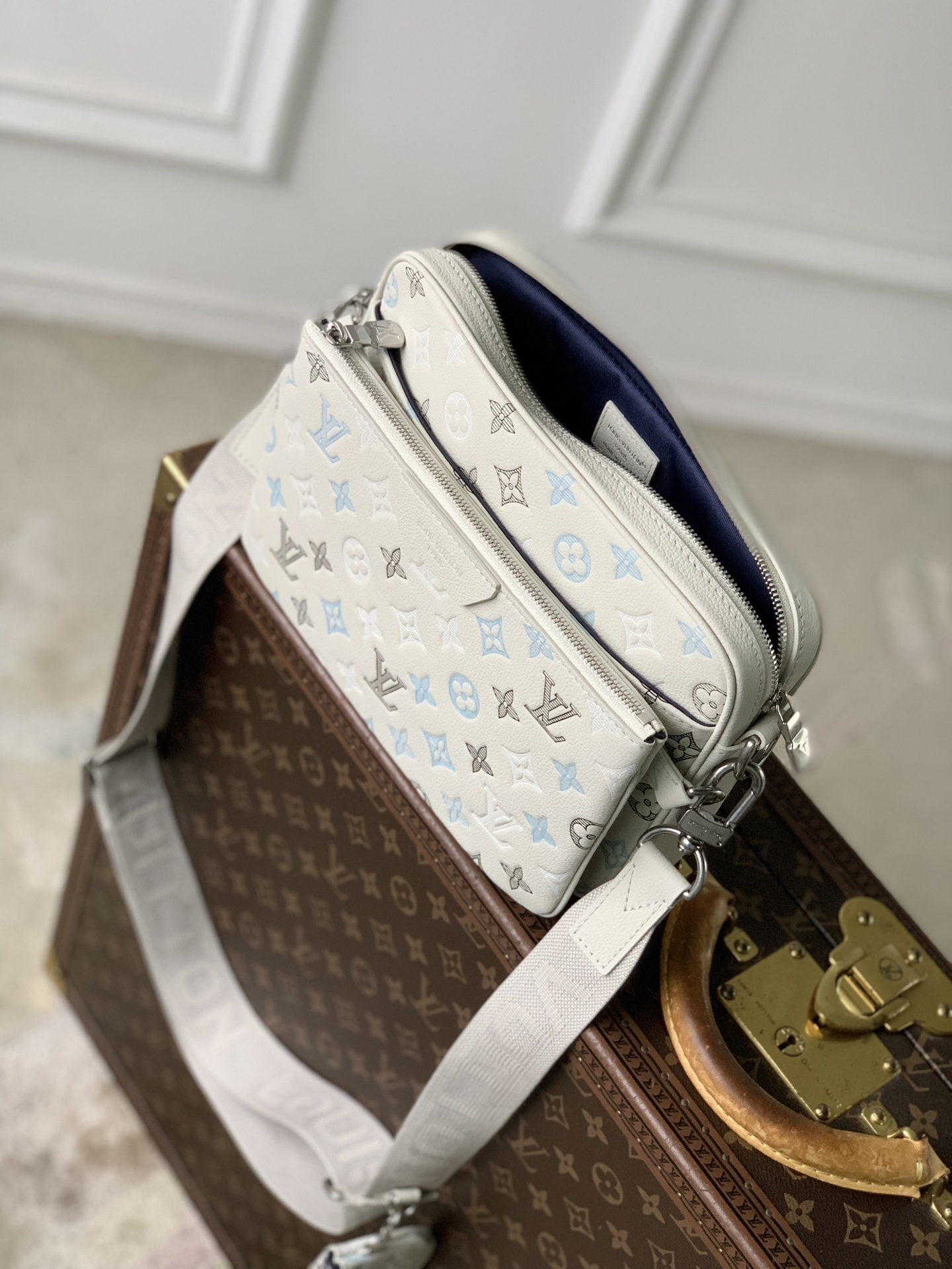 Trio Messenger M28854 front white background image 12