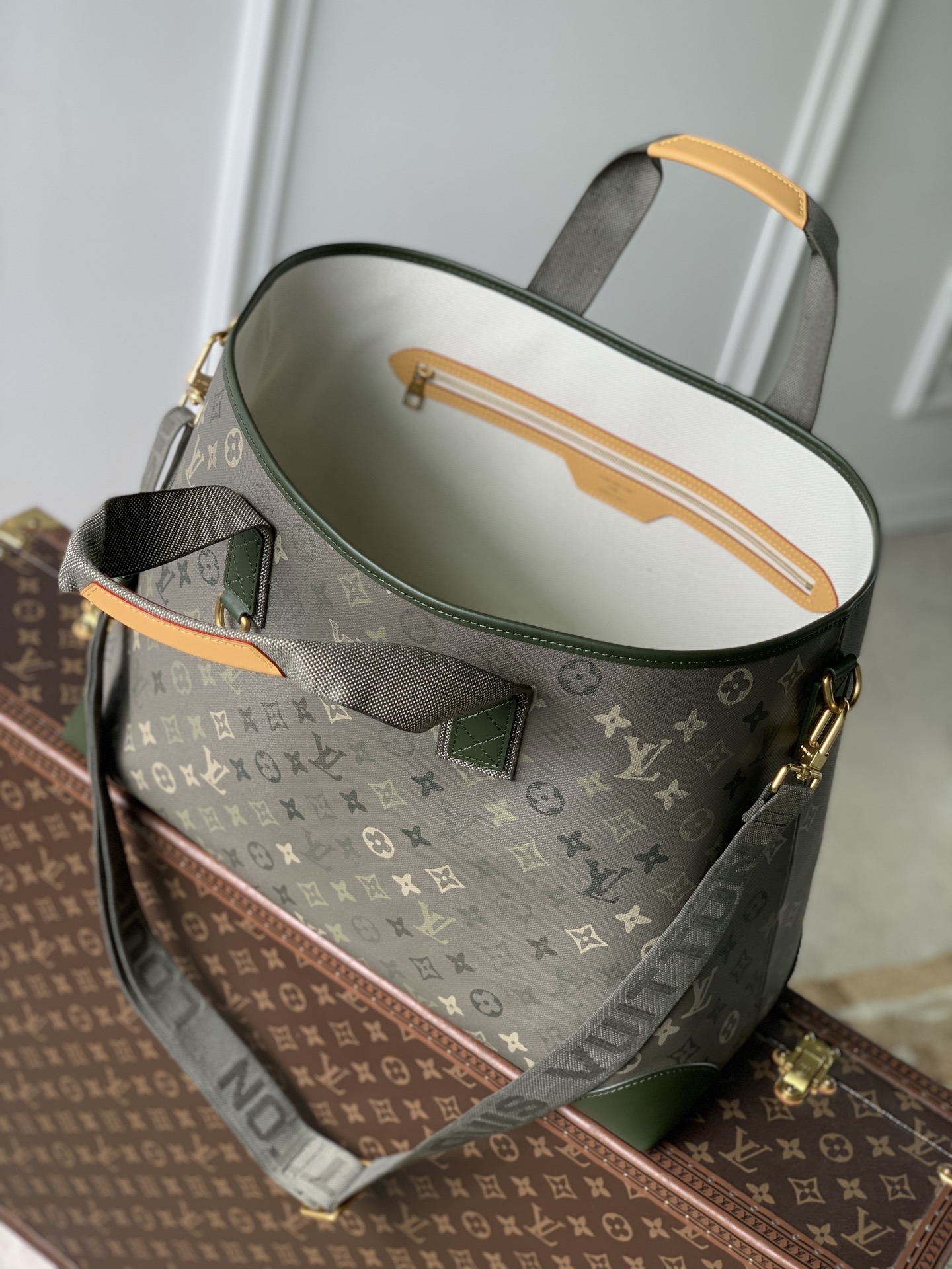 Uptown Tote M29269 front white background image 11