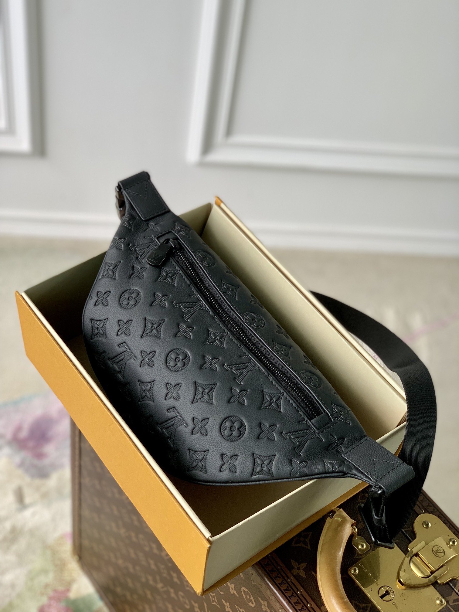 Discovery Bumbag PM M46036 front white background image 4