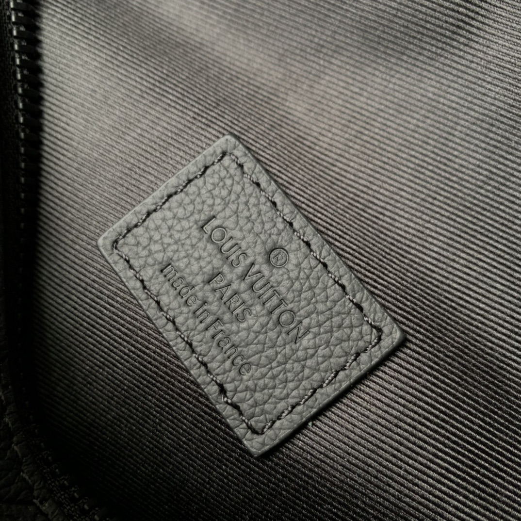Discovery Bumbag PM M46036 front white background image 10