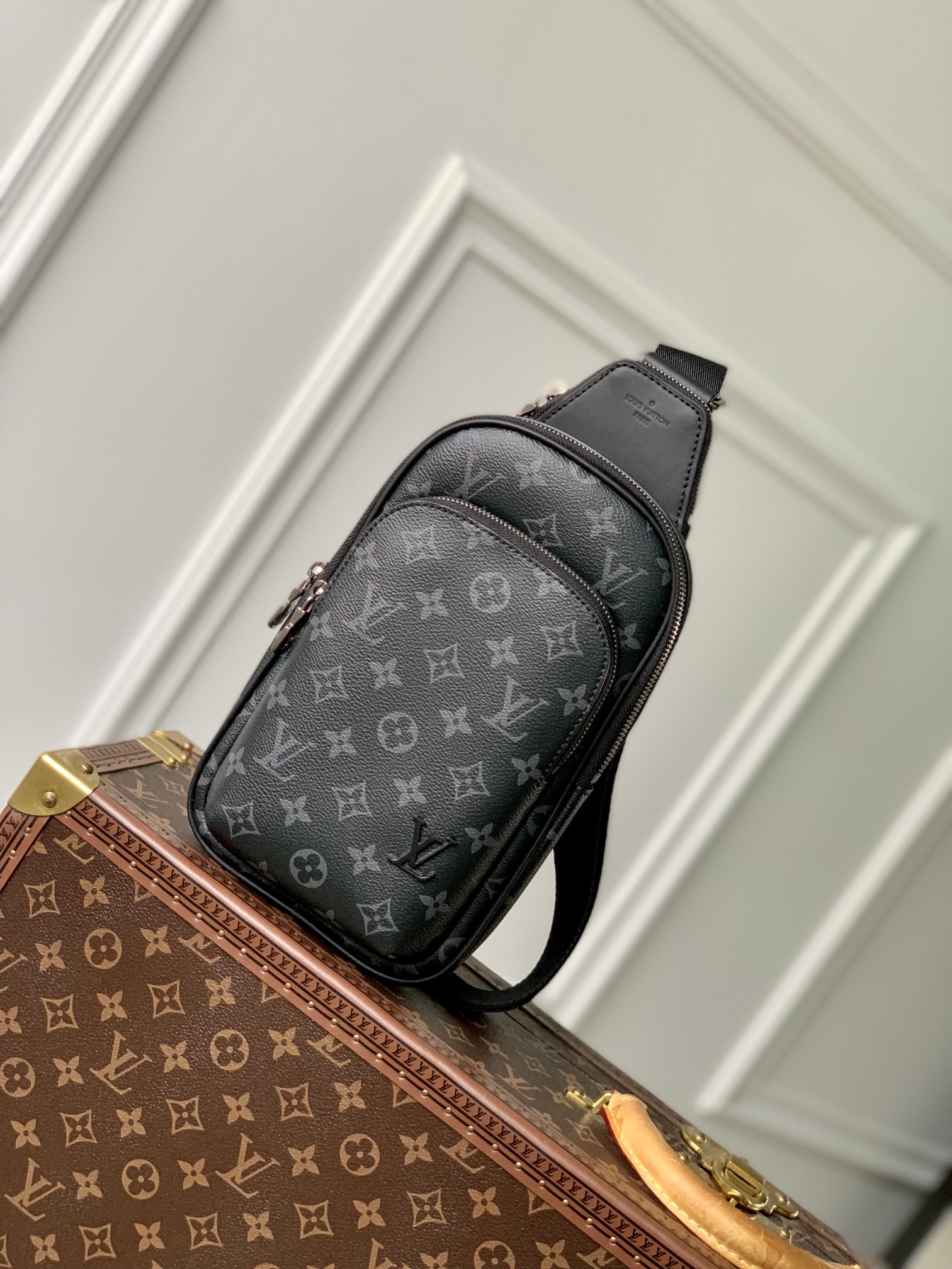 Avenue Slingbag PM M47137 front white background image 3