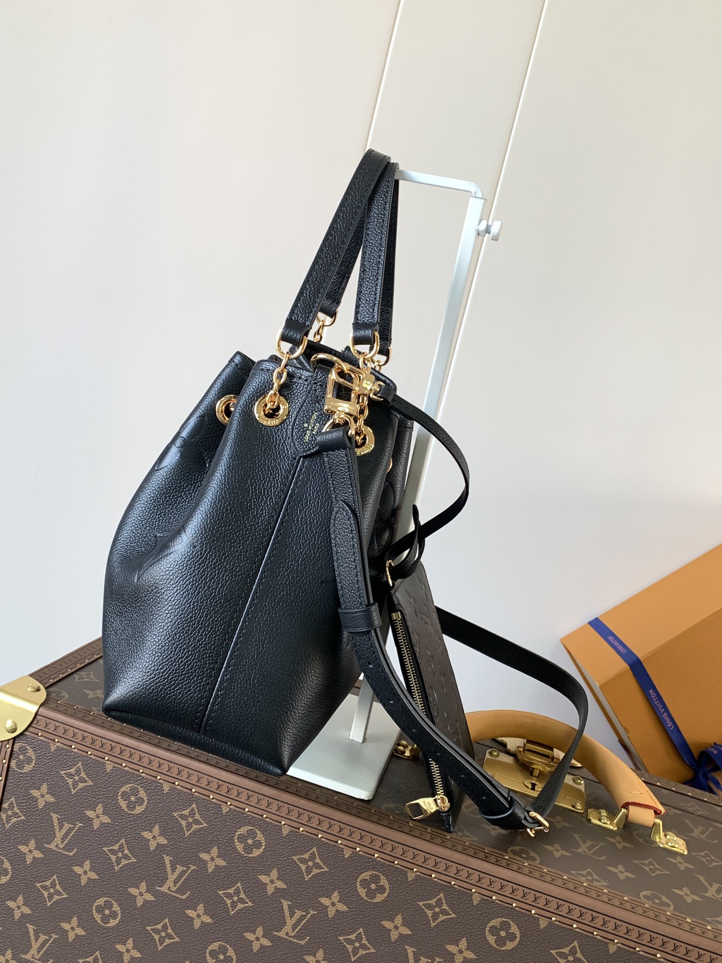 LV Bundle M47209 main 1 image 3