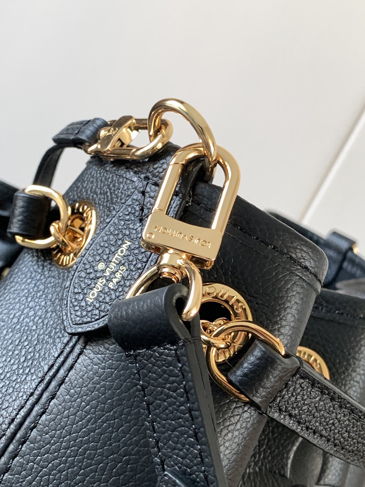 LV Bundle M47209 main 1 image 8