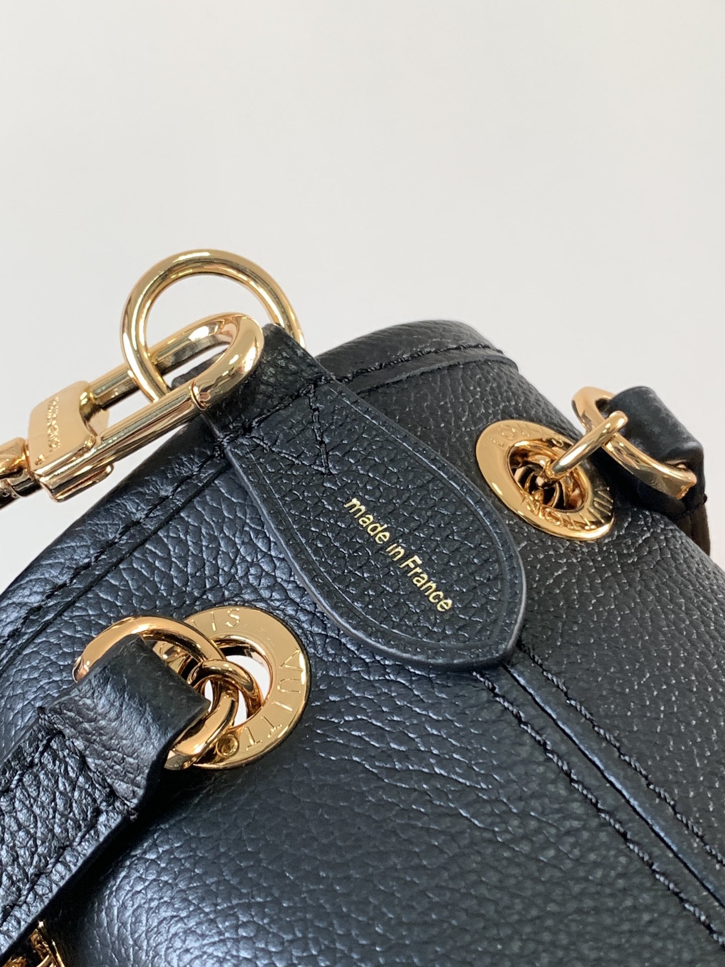 LV Bundle M47209 main 1 image 9