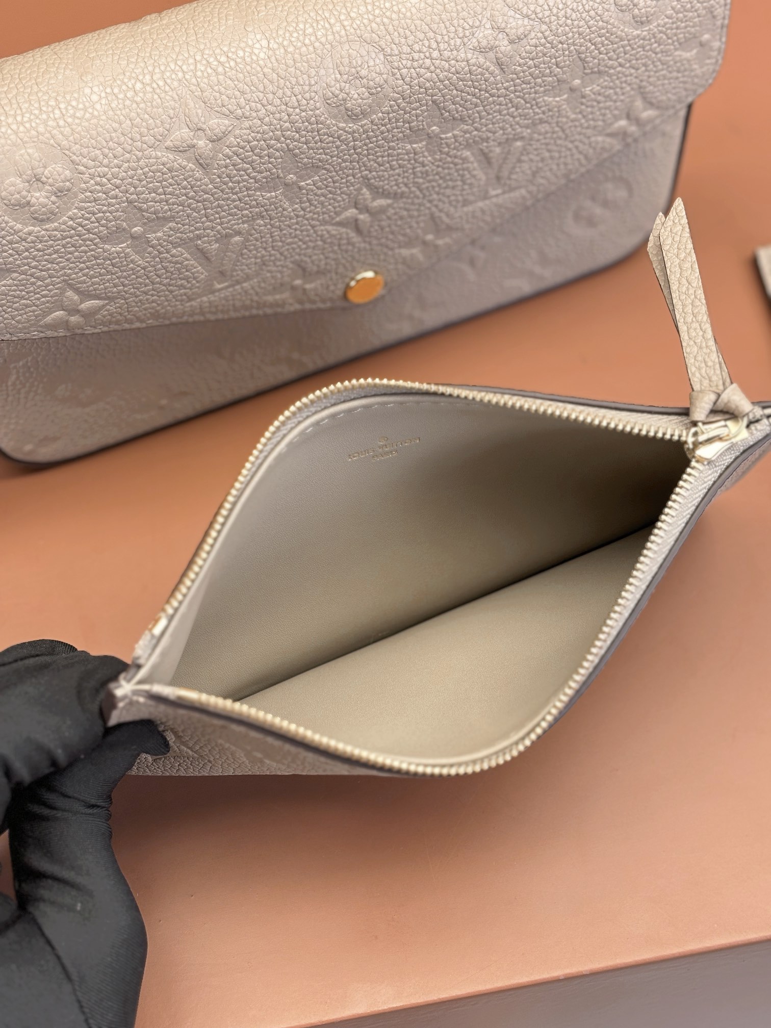 Pochette Félicie M82609 front white background image 8