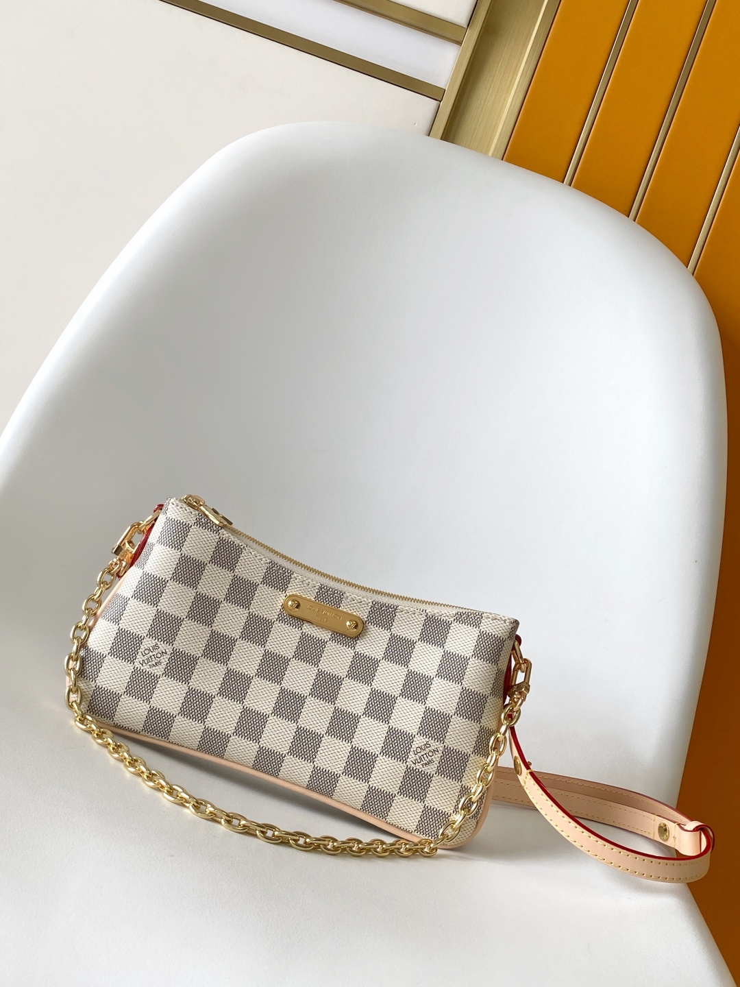 Pochette Liv N00228 front white background image 3
