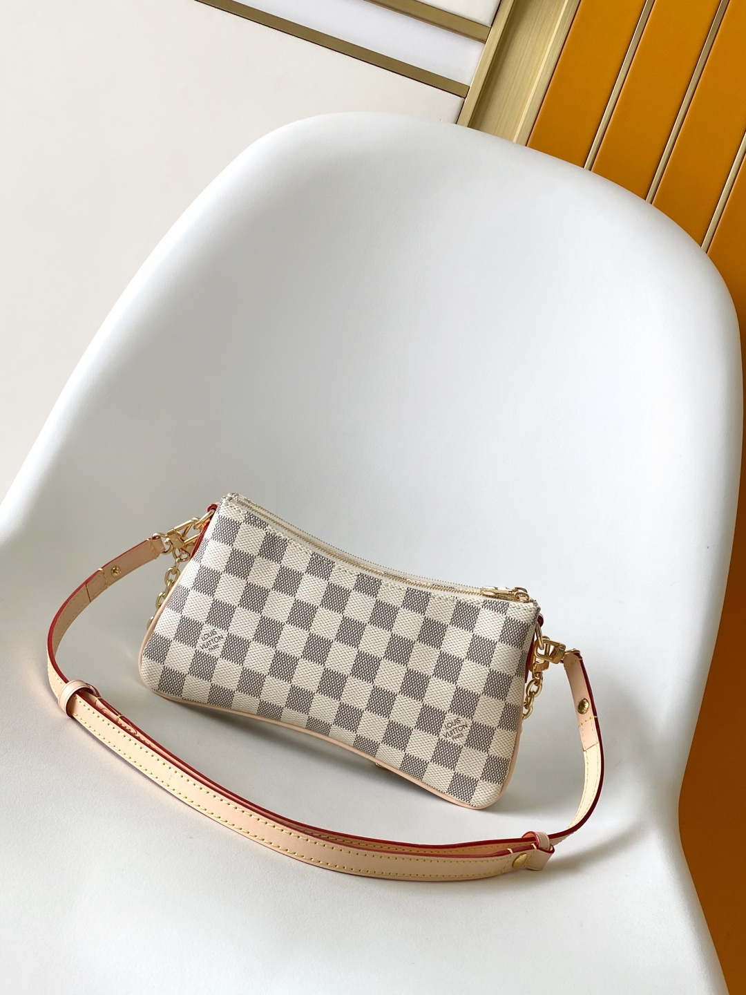 Pochette Liv N00228 front white background image 4