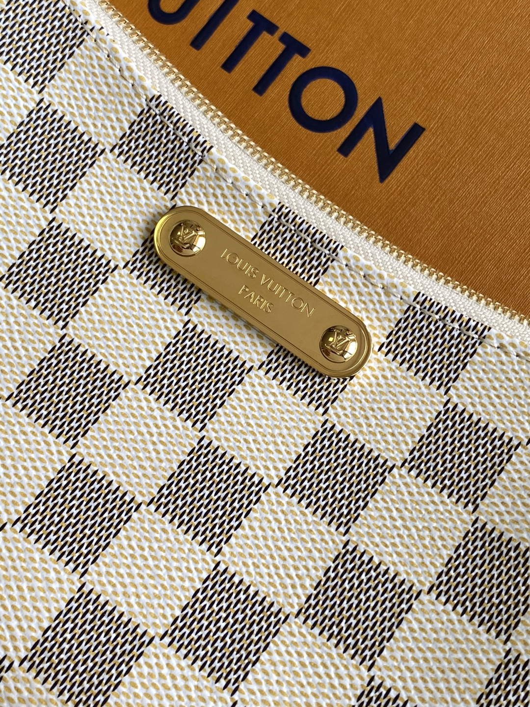 Pochette Liv N00228 front white background image 7