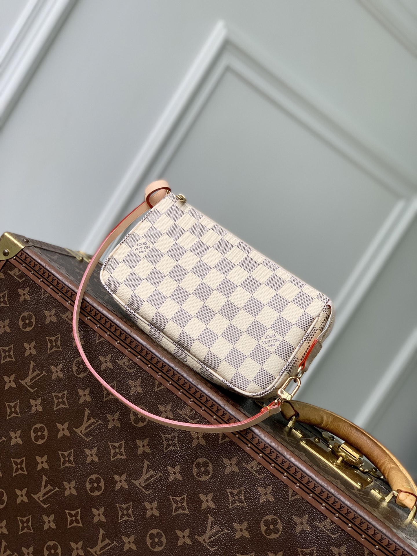 Pochette Accessoires N40915 front white background image 3
