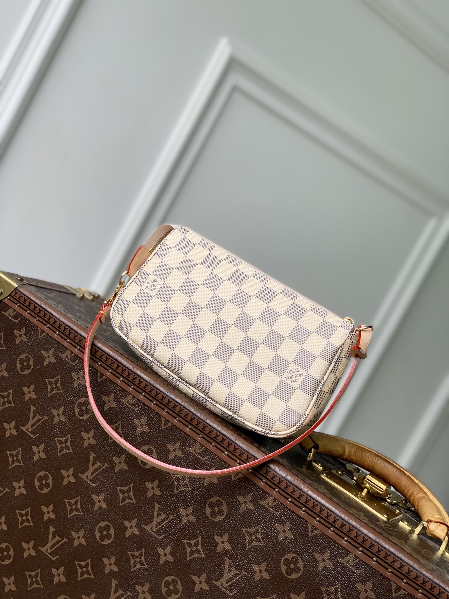 Pochette Accessoires N40915 front white background image 5
