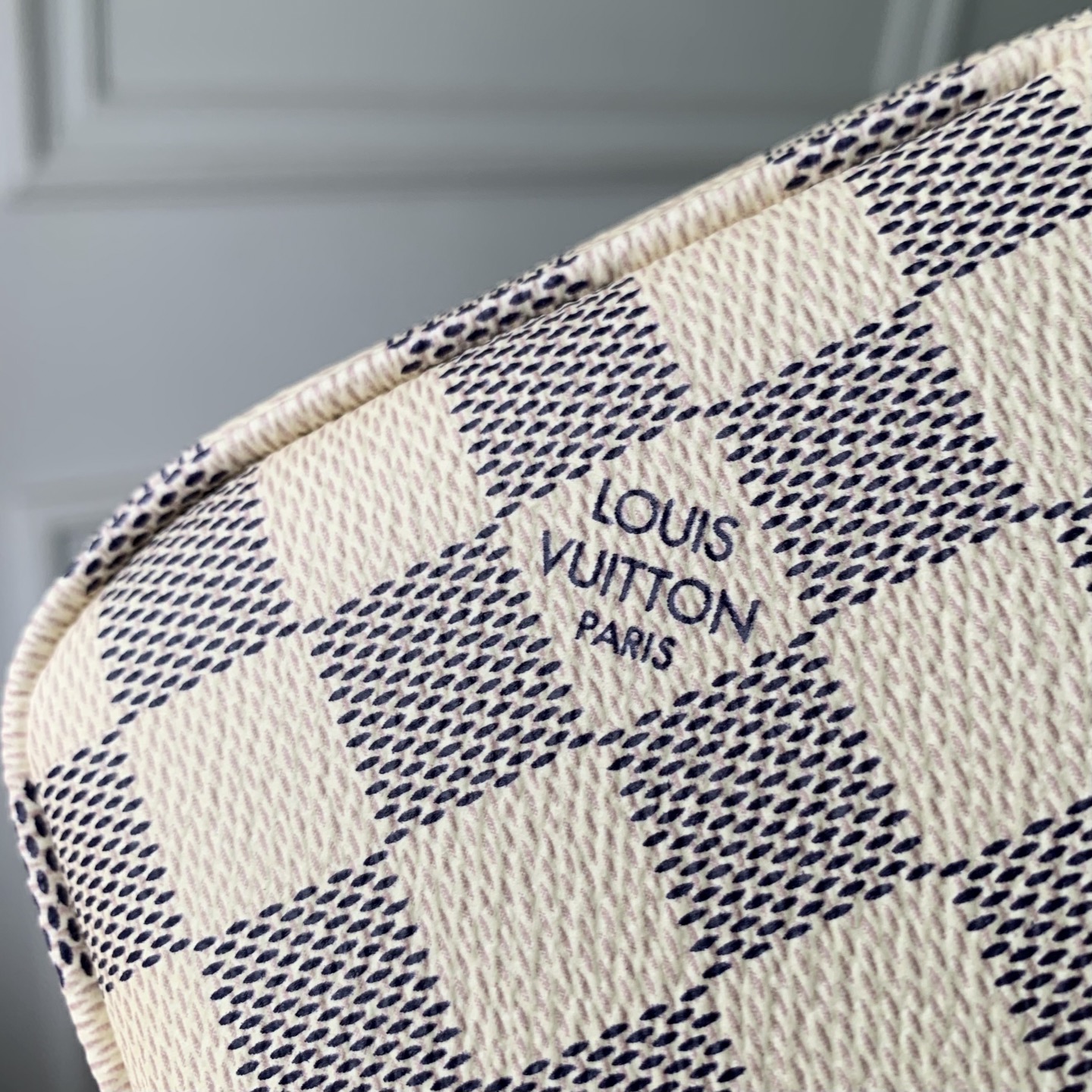 Pochette Accessoires N40915 front white background image 8