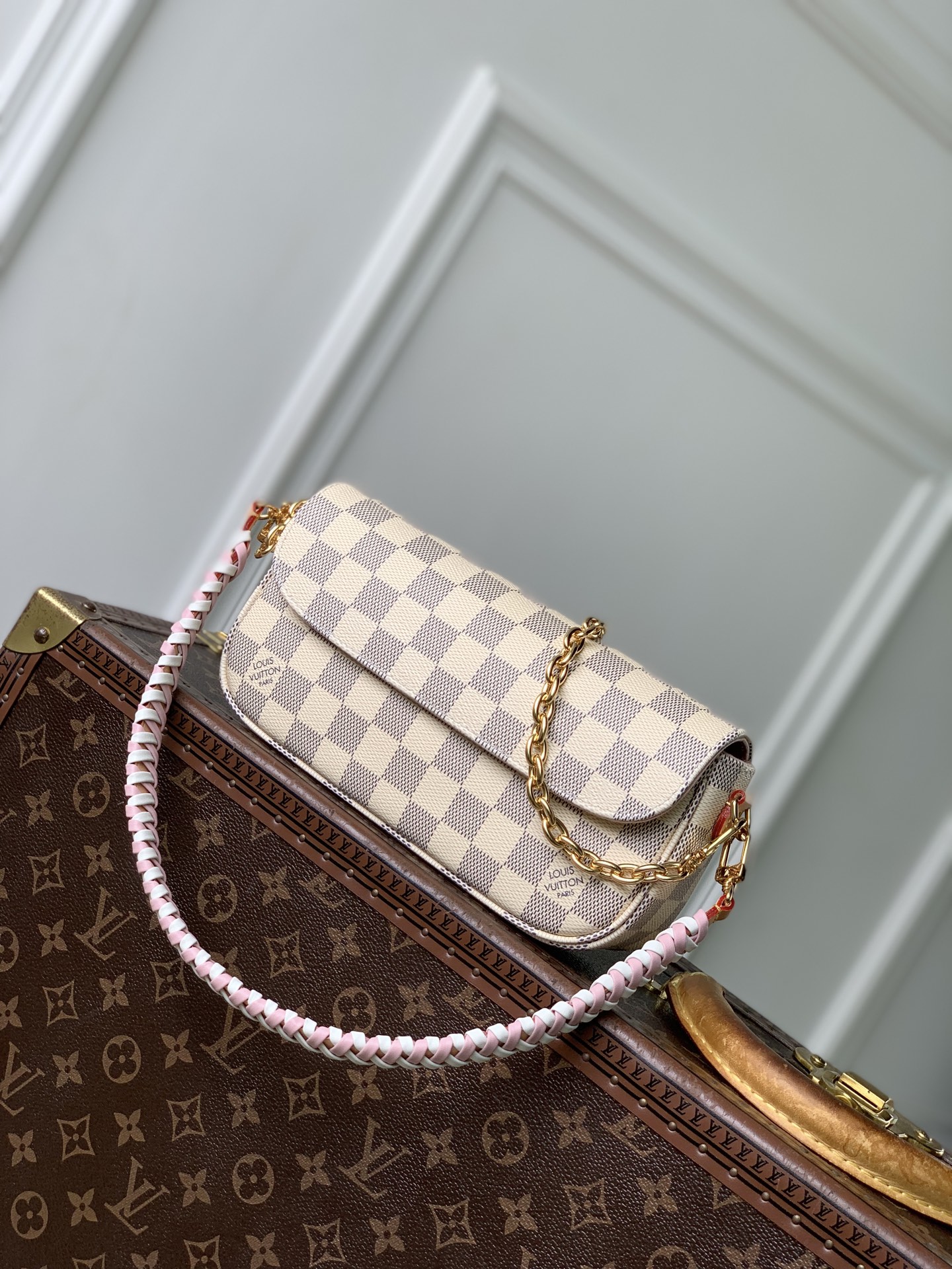 Wallet On Chain Ivy N40916 front white background image 3