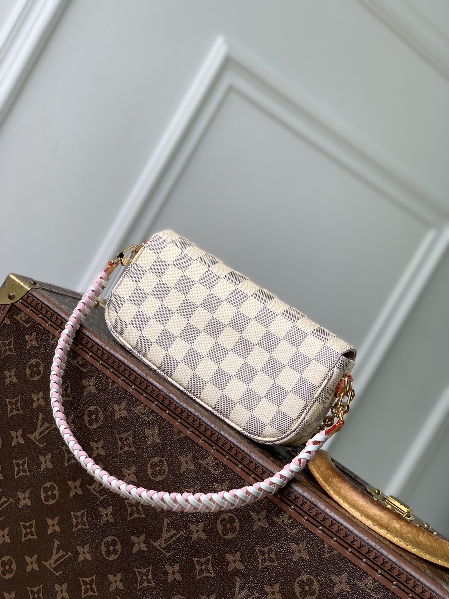Wallet On Chain Ivy N40916 front white background image 5